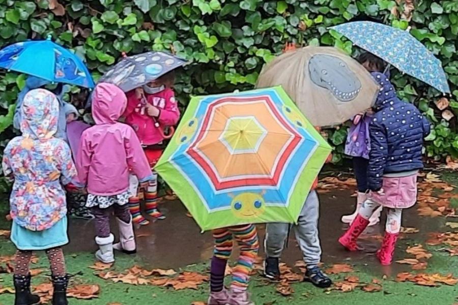 kids with umbrella 
